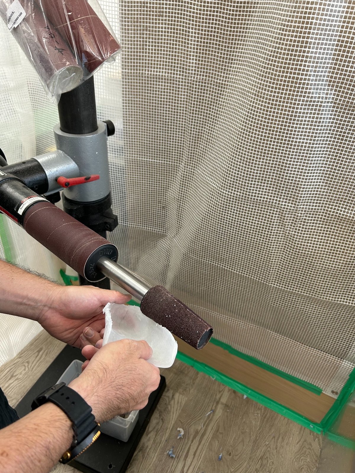 インソールを研磨して仕上げる作業